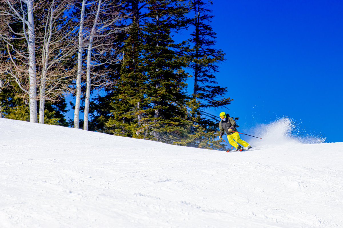 skithebeav's tweet photo. Beautiful ☀️ sunny skies for you today with a high temp of 42 degrees. PERFECT for some fun slushy spring turns, Sunday tailgating, and NO LIFT LINES!

We close for the season a week from today, so come get your runs in before it’s too late! #skithebeav #seasonENDS on #April4th https://t.co/IqHNGadDPP