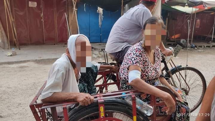 sfys_nn's tweet photo. This grandpa just came to sell his goods in 1 street, #Thamine on Mar28. But, those ruthless terrorists shot at him anyway. He injured his head while the woman injured her arm.These terrorists really don't have any humanity.They shoot whoever they want.
#WhatsHappeningInMyanmar https://t.co/c7hFXvG0Pc