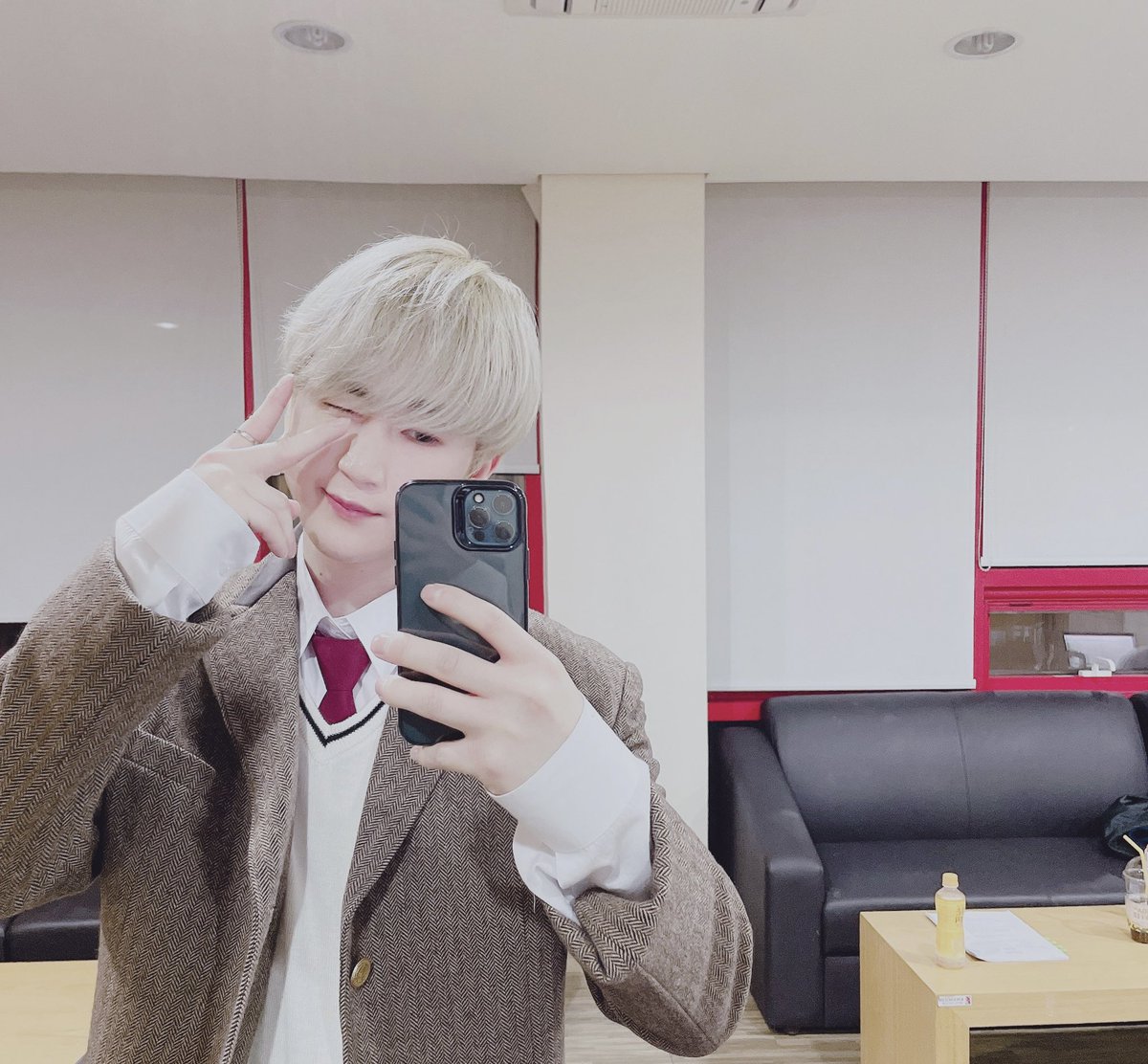 Noir__official's tweet photo. 오랜만에 교복 입고 잘 마무리 했어요☀️

#느와르 #noir #김대원 #daewon #퍼펙트 #젠 #루미에르 #온에어 #온에어비밀계약 https://t.co/XMDhK1nDAK