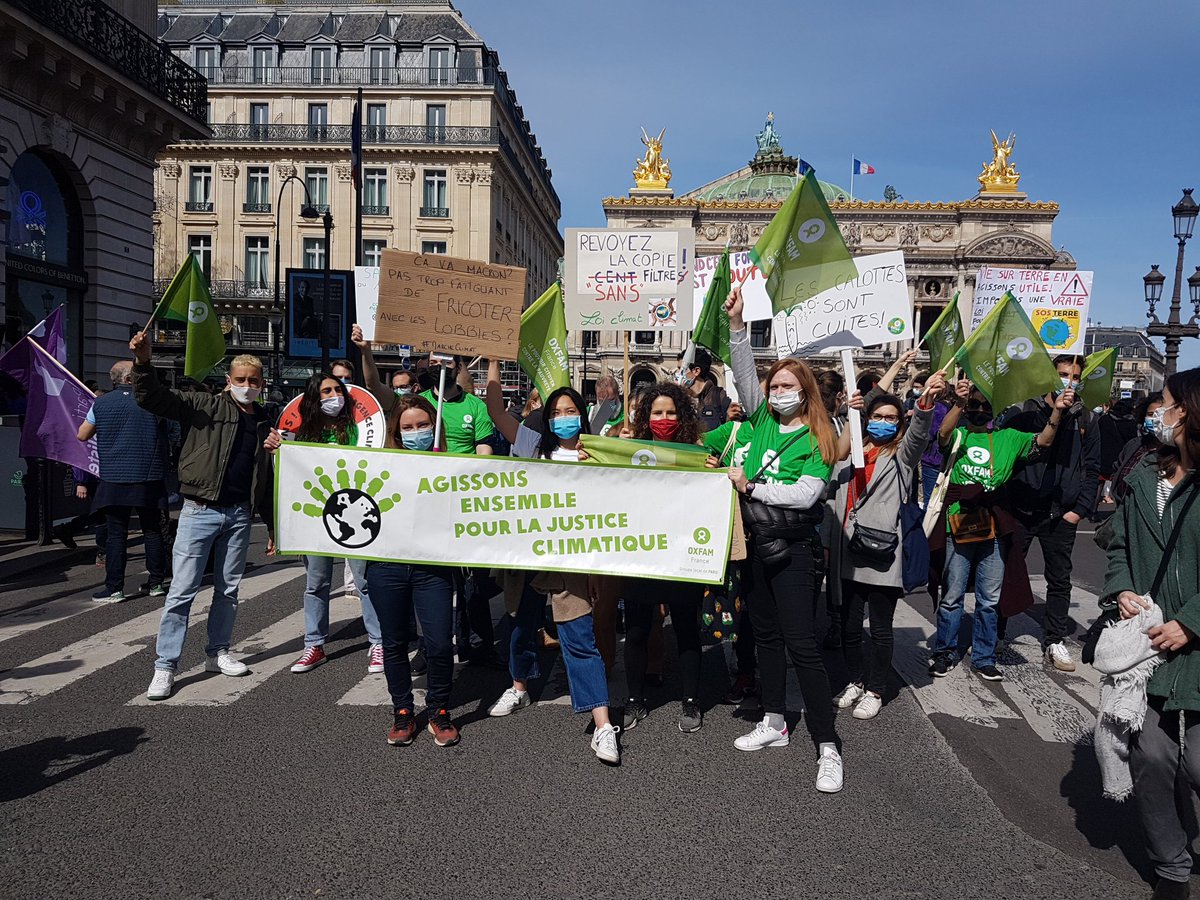 oxfamfrance's tweet photo. Les bénévoles d'Oxfam France au rendez-vous ce dimanche à Paris et dans toute la France.

Une #VraieLoiClimat est indispensable, vitale. L'Assemblée nationale doit corriger le tir.

#MarcheClimat https://t.co/hpmiAQW82S