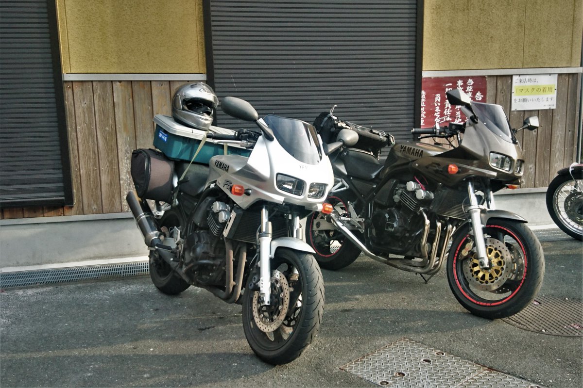 fgrayfox0305's tweet photo. 昨日のロボ顔オフ、FZ400が欲しくなりました。
次はキャンプ場とかでやりたいですね…
#YAMAHAが美しい
#FZ400
#FZS600
#4YR
#5DM https://t.co/sRCONBSWJv