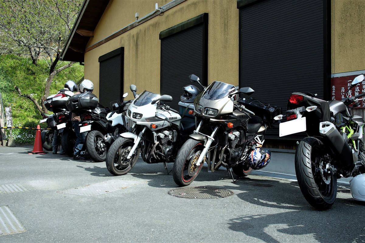 fgrayfox0305's tweet photo. 昨日のロボ顔オフ、FZ400が欲しくなりました。
次はキャンプ場とかでやりたいですね…
#YAMAHAが美しい
#FZ400
#FZS600
#4YR
#5DM https://t.co/sRCONBSWJv