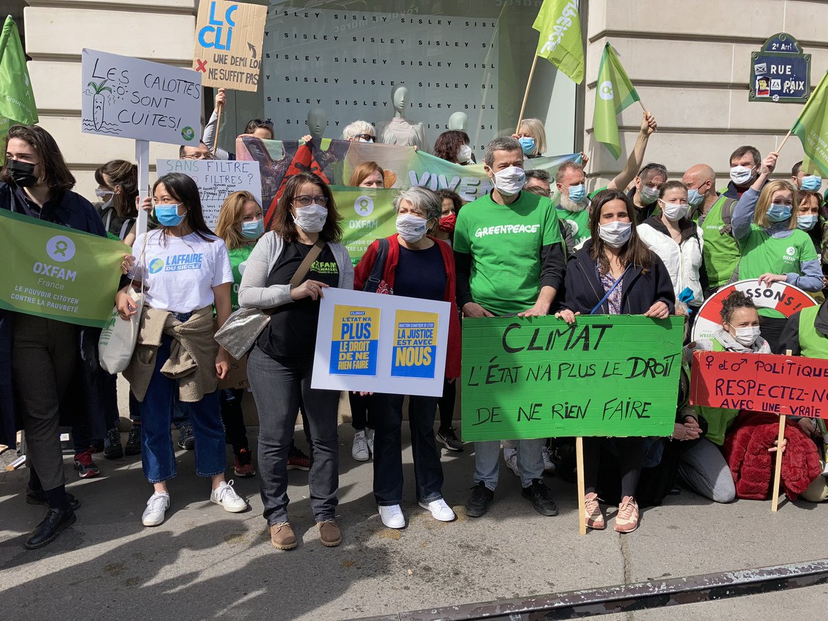 Armelle_LeComte's tweet photo. Sous le soleil parisien, #LAffaireduSiècle est au rendez-vous de la #MarchePourLeClimat ! Pour exiger du gouvernement de vraies actions ambitieuses pour le climat ! Ça tombe bien : la loi Climat est en discussion au Parlement à partir de demain https://t.co/Wq8k4OCgfM