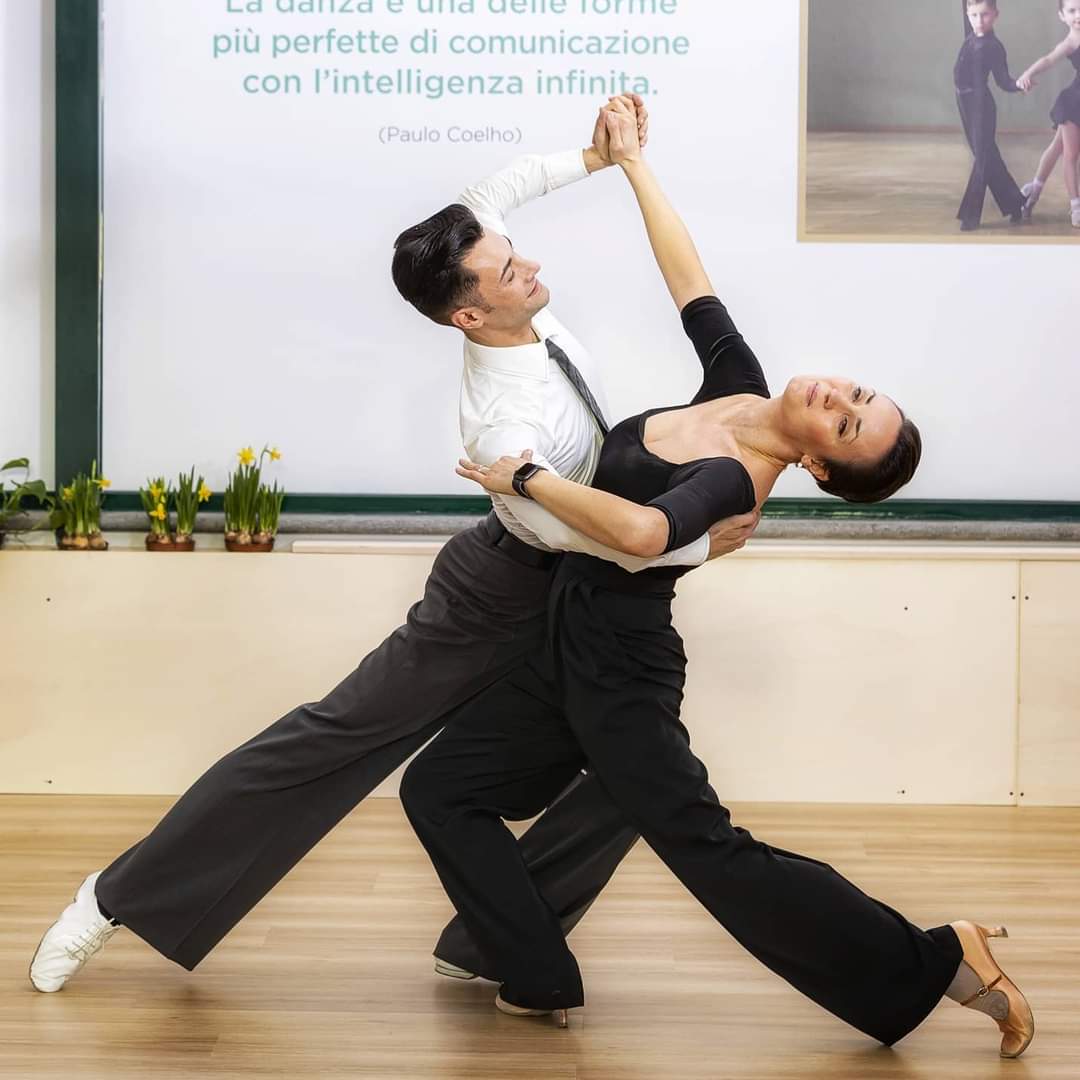RinaudoAlberto's tweet photo. Balla come se fossi sulle nuvole....
Dance like you're in the clouds.....
#albertorinaudo #teamarbe #sostienici #ballaresempre #sogni #obbiettivi #ballo #specialguest #passion #lezionidiballo #progetti #dance #instagood #instacool #instafollow #instalike #instagram https://t.co/iJrlAomsfe