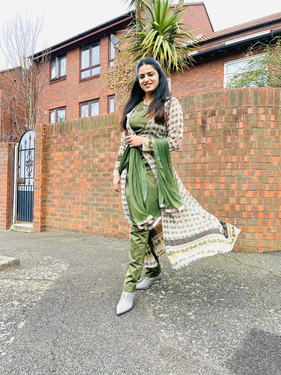 LintuRony's tweet photo. Hosanna! Blessed is the one who comes in the name of the lord! Mathew 21:9 #hosanna #palmsunday #ad @croydonmariamfashion #linturony #london https://t.co/3GhaCpBtAo