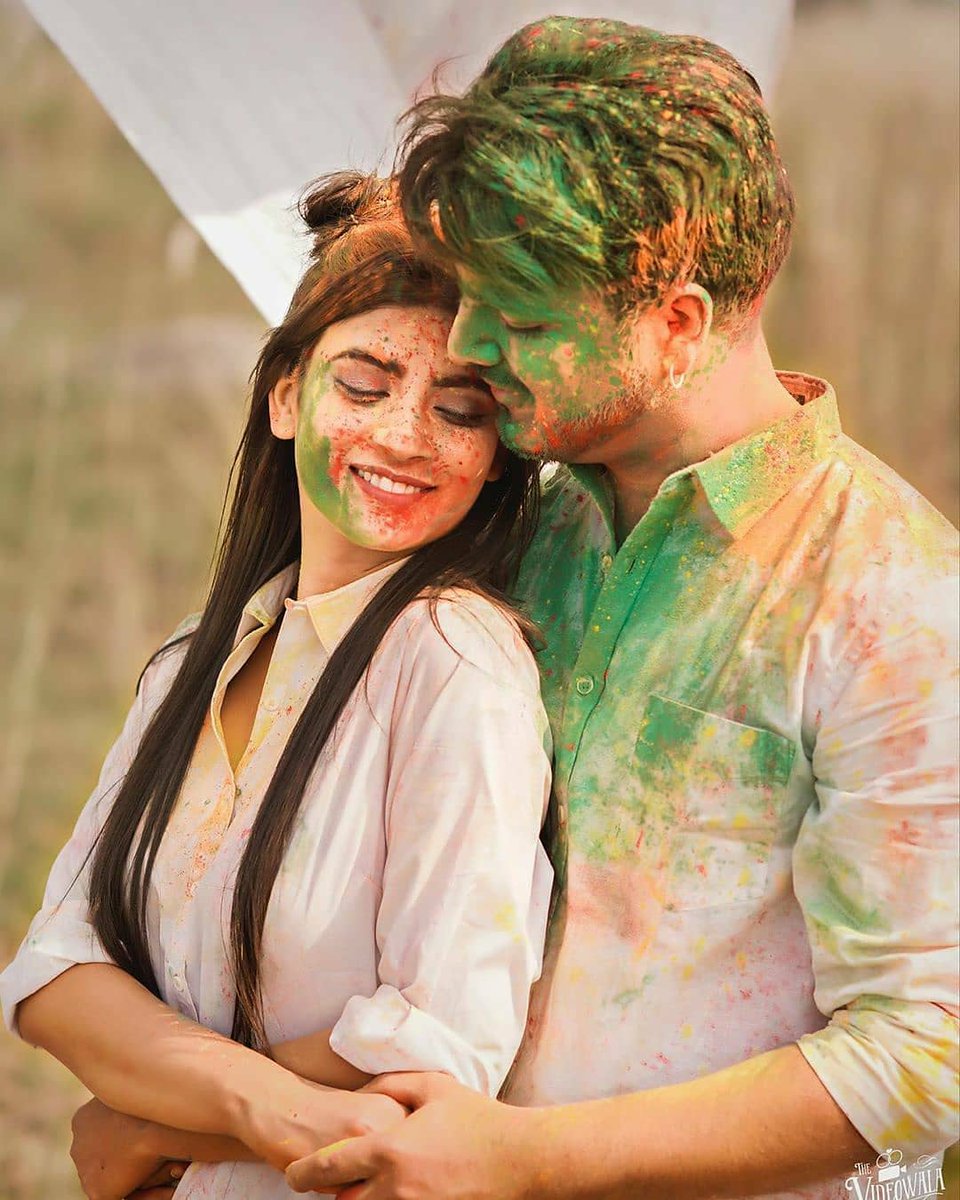 WeddingZIndia's tweet photo. "My world was the size of a crayon box, and it took every colour to draw her" ♥️ Tag someone who brings colours to your life!
📸 : @Thevideowala
#happyholi #holi2021 #holi #prewed #prewedidea #weddingzin https://t.co/RLJaWR51YL