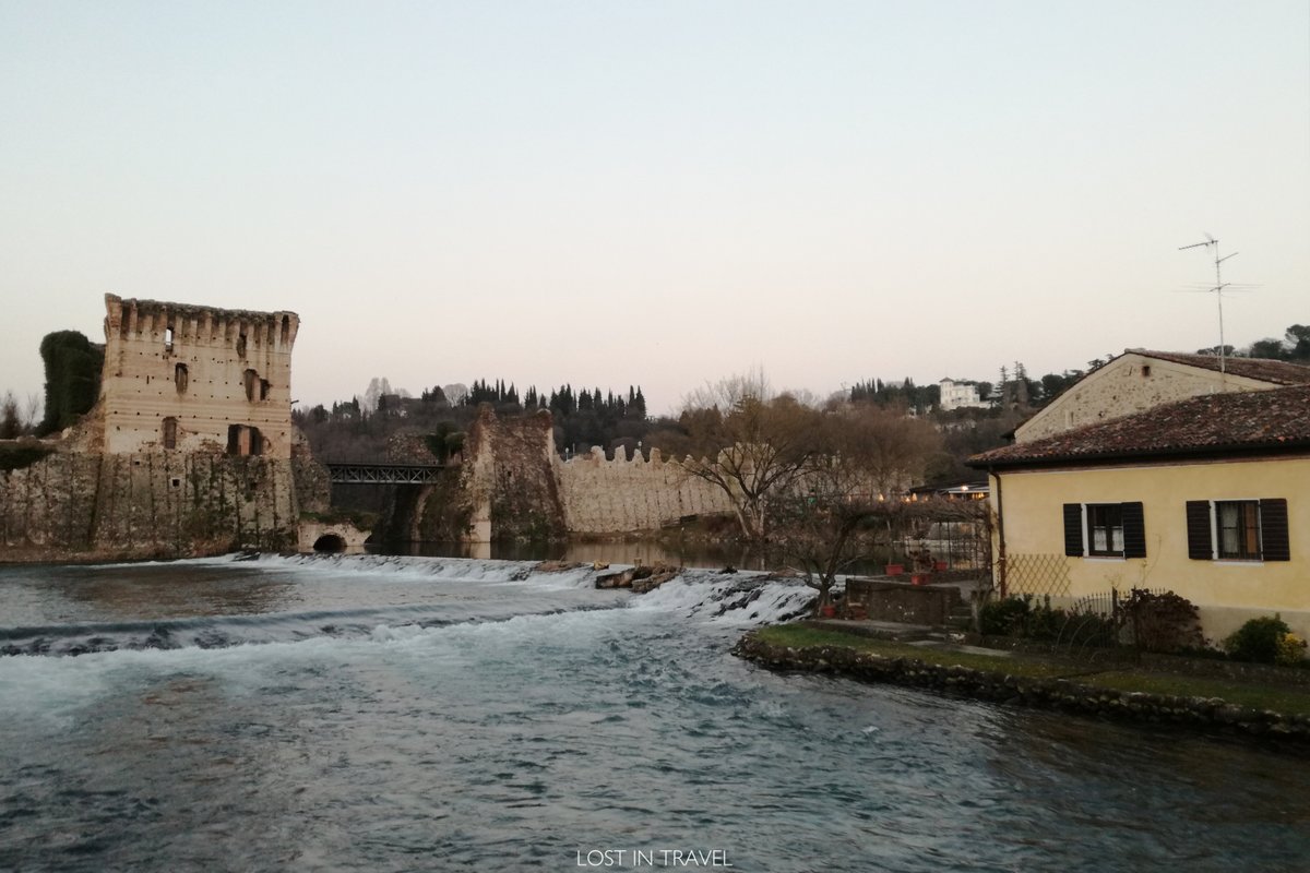 LostInTravel_nv's tweet photo. 🔵 In folding #bike nel Ciclovia del Fiume Mincio - E6: da Borghetto (di Valeggio sul Mincio) a Peschiera del Garda, tra paesaggi, storia, natura e profumi. 🚲🌞

#Garda #verona #Italy #Travel #Mincio

Link al post ⬇️
https://t.co/ZfRd7jxVge https://t.co/eqZfRafXHS