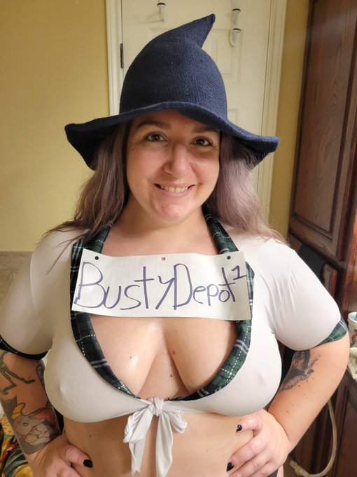 1 pic. Gm and S/O to @Witchy_Marlaina when your fans show luv🖤 #RT #fansign #bustydepot #bustywitch #bustywoman