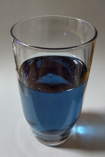 Ohuran8068's tweet photo. 今話題のバタフライピー(ﾊｰﾌﾞﾃｨｰ)入手してみた。
ブルーからレモン汁入れたらパープルに変化😮
不思議なお茶です。 https://t.co/s8uNMImFt0