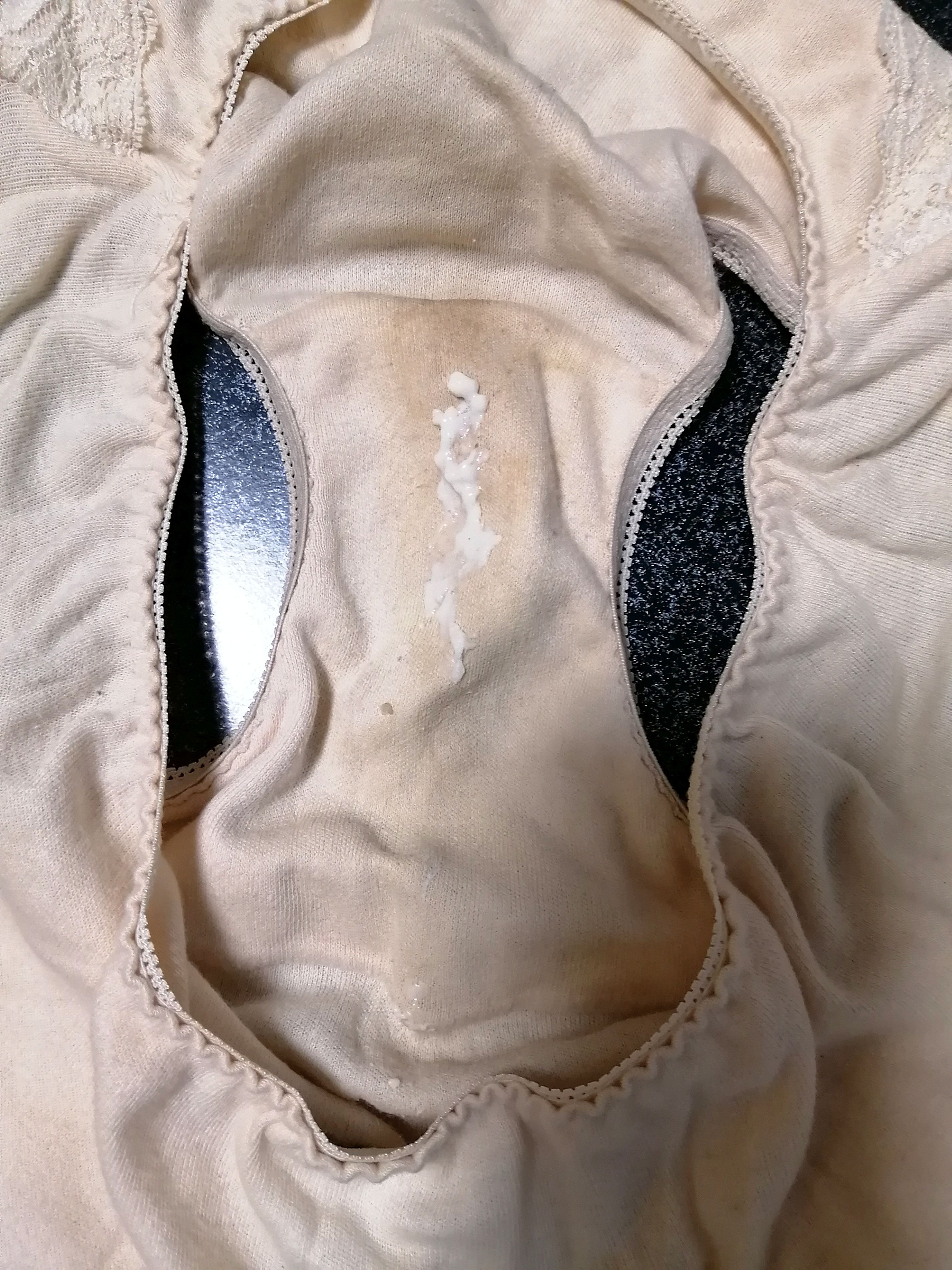 熟女のクロッチ あったかくなってきましたね😍 2日穿き汚れ、ここ数日のオナパンちゃんです。 いい感じに匂ってます。 番号：い  3000円でいいという方、DMくださいね。 #パンティ #ショーツ #ガードル #熟女 #おばさん #オリシー #ナプキン #売り子 #クロッチしみ  ...