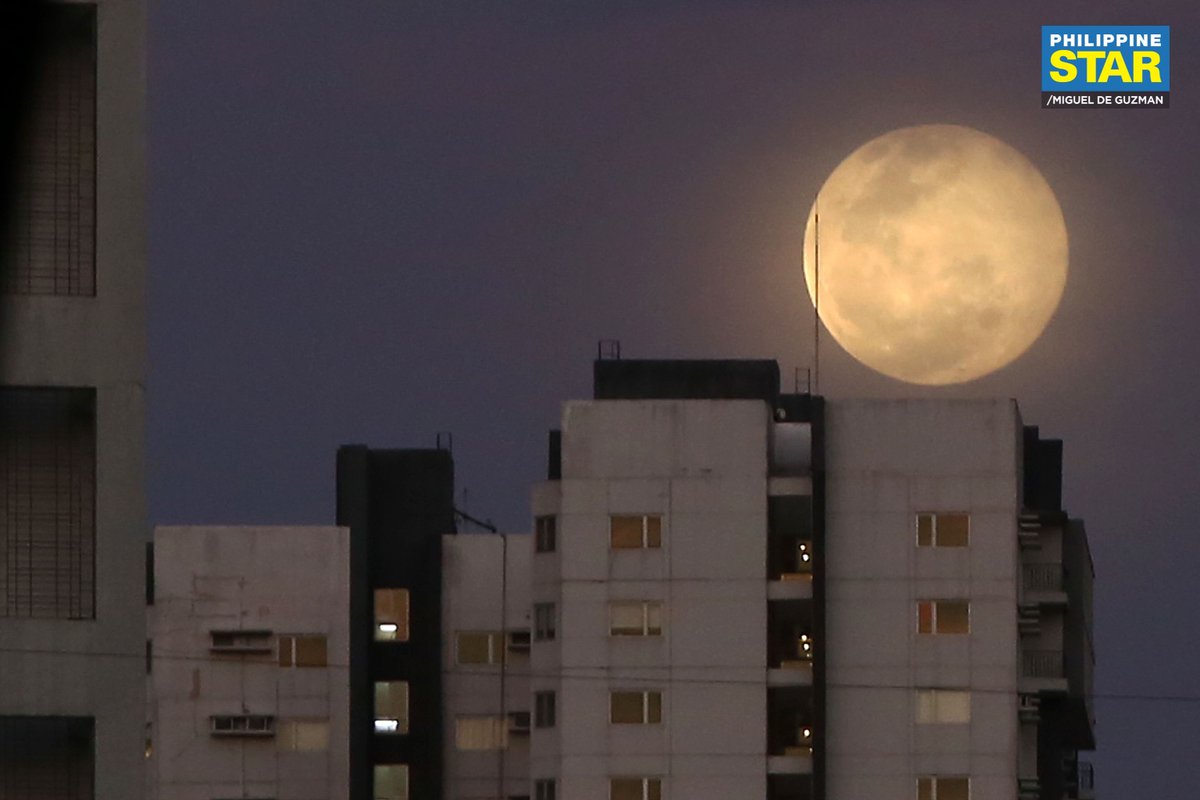 PhilippineStar's tweet photo. Majestic 🌕✨

The moon rises over trees and buildings as seen from Manila on Sunday evening. According to PAGASA, it will reach its full phase at 2:49 AM on Monday. https://t.co/Je3VLWuOV7