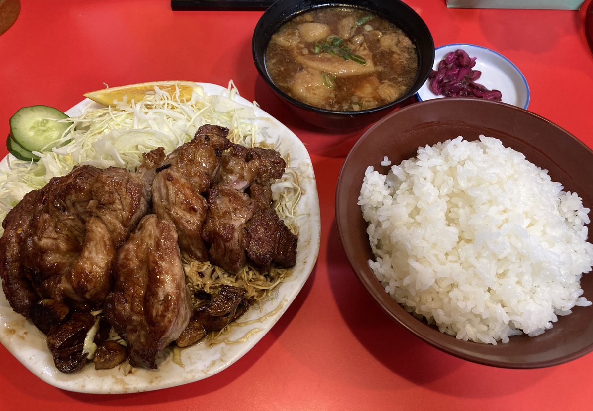 Hanafree12's tweet photo. 今日は雨でしたね☔️

旦那さんと三重県四日市でトンテキを食べようという話になり、車で行ってきました🚙

はじめて現地で食べましたが、とてもボリューミーですね！

そのあとは鈴鹿のイオンでぶらぶらしたあとにお茶して帰宅しました。

ご飯食べてカフェ行くだけで楽しい日常です☺️ https://t.co/QCWHZfANOQ