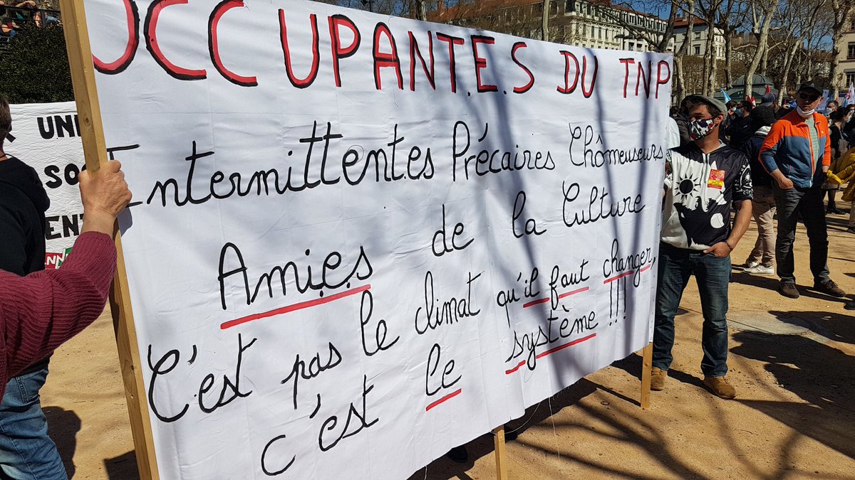Collect_Unit_69's tweet photo. Grosse ambiance à Lyon à la marche pour une #VraieLoiClimat, les occupant(e) s du #TNPoccupé sont dans la place https://t.co/U52oPbia1a