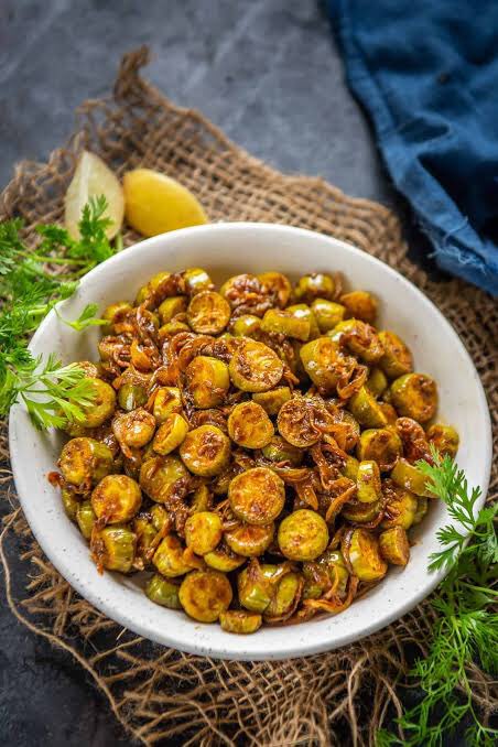 KishorePrabhala's tweet photo. #Telugu Curries #Tindora or #దొండకాయ #Dondakaya a common vegetable and one can easily cut, not available frequently in #USA
Cut straight into 2 or 3 or circles or whole vegetable to FRY in oil
Need to use #Salt, #Redchilli powder, may be #basin flower use #cumin #curry leaves https://t.co/gzEMyRDC7a