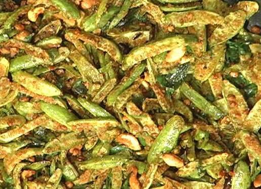 KishorePrabhala's tweet photo. #Telugu Curries #Tindora or #దొండకాయ #Dondakaya a common vegetable and one can easily cut, not available frequently in #USA
Cut straight into 2 or 3 or circles or whole vegetable to FRY in oil
Need to use #Salt, #Redchilli powder, may be #basin flower use #cumin #curry leaves https://t.co/gzEMyRDC7a