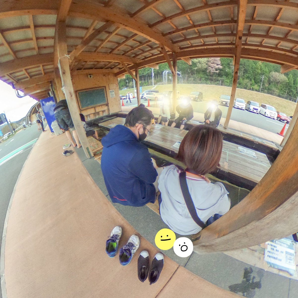 kamo_poire's tweet photo. 今日は道の駅 もっくる新城の足湯を体験♨
スマホのやりたいことリストアプリに「足湯につかる」を登録していたので叶って嬉しい😃
ポカポカに温かくなって本当に気持ちよかった☺️
#やりたいことリスト
#足湯 
#THETAのある生活
#RICOHTHETA
#THETASC https://t.co/AIMwqwzF3S