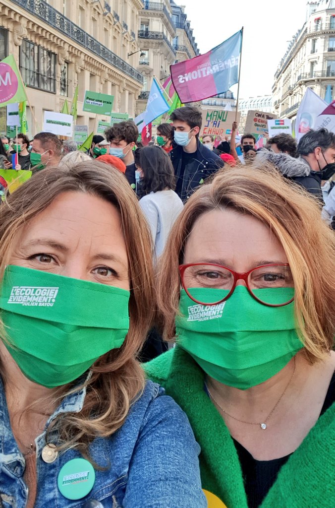sandraregol's tweet photo. La joie de marcher pour une #VraieLoiClimat avec la future députée de la 15e circonscription de Paris qui pourra bientôt faire porter la voix des écologistes à l'Assemblée ! https://t.co/gHIP7eGzsC