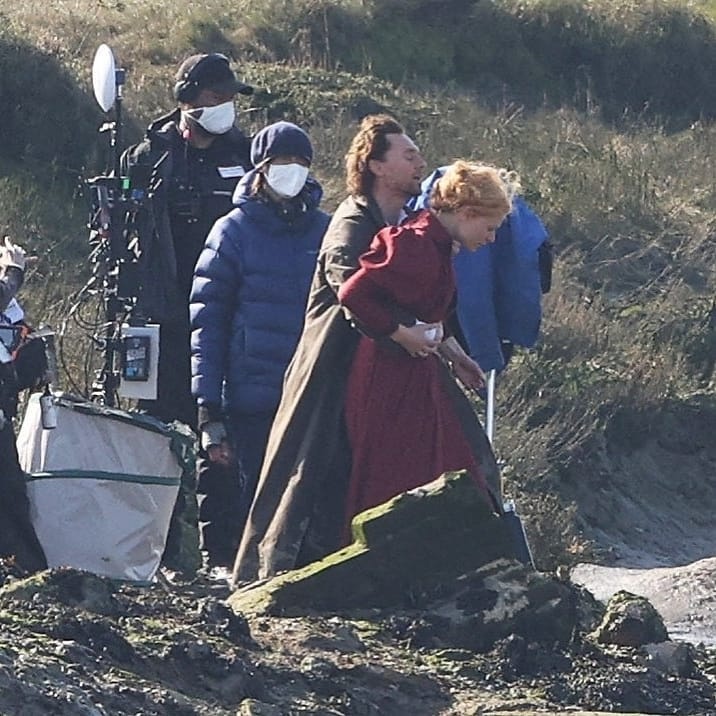 maryensenada's tweet image. Tom Hiddleston y Claire Danes en el set de "The Essex Serpent", el 23 de Marzo. (Fuente: Torrilla, Weibo) #WilliamRansome #CoraSeaborne #TheEssexSerpent #TomHiddleston #ClaireDanes