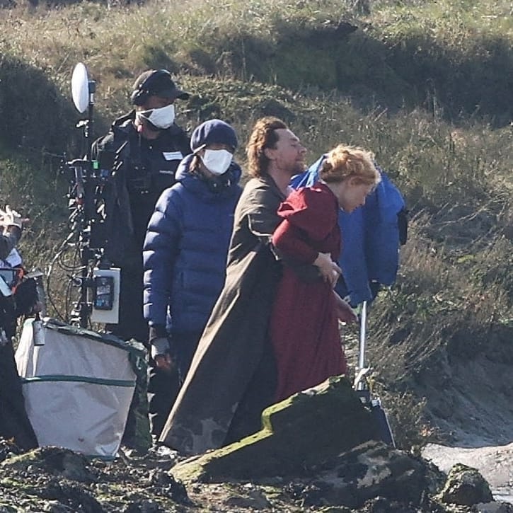 maryensenada's tweet image. Tom Hiddleston y Claire Danes en el set de "The Essex Serpent", el 23 de Marzo. (Fuente: Torrilla, Weibo) #WilliamRansome #CoraSeaborne #TheEssexSerpent #TomHiddleston #ClaireDanes