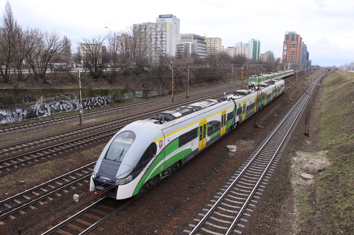 josviaque's tweet photo. #KolejeMazowieckie dubeltowo na średnicy. 🚊 #Pesa #Elf #EN76 #22WE #EN57 #kolej #pociąg #Warszawa #Ochota https://t.co/CK9uTU9Cdb