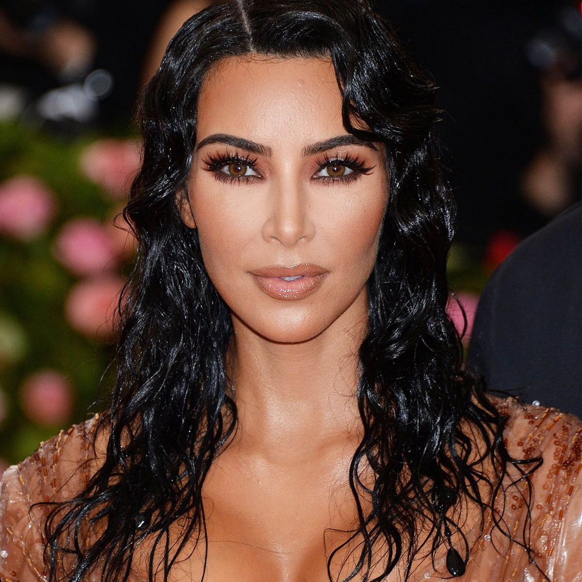 KandiCosmetics's tweet photo. This sunday we are throwing it back to Kims look at the 2019 Met gala 😍 This wet-hair dewy skin look is everything 😍 Its all about that glow this spring 🙌🏽 https://t.co/rXhhch38Wz