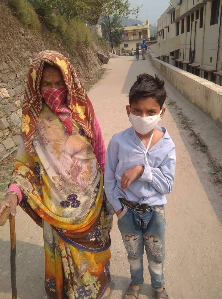 GirishGoswamiUk's tweet photo. "देघाट अस्पताल के डॉक्टर एक्स-रे कराने के लिए भेजते है 24 किलोमीटर दूर भिकियासैंण।"
वृद्ध महिला देघाट अस्पताल अपने पोते (नाती) के हाथ की चोट को दिखाने आयी थी उन्हें अस्पताल पर भरोसा था और काफ़ी उम्मीद से अपने गाँव से चलकर आयी थी किन्तु साधनविहीन डॉक्टरो ने २५ किलोमीटर दूर https://t.co/9K1LS8P76A