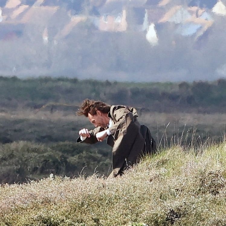 maryensenada's tweet image. Tom Hiddleston como William Ransome en el set de "The Essex Serpent", el 23 de Marzo. #TomHiddleston #WilliamRansome #TheEssexSerpent #SarahPerry