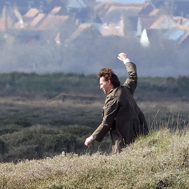 maryensenada's tweet image. Tom Hiddleston como William Ransome en el set de "The Essex Serpent", el 23 de Marzo. #TomHiddleston #WilliamRansome #TheEssexSerpent #SarahPerry