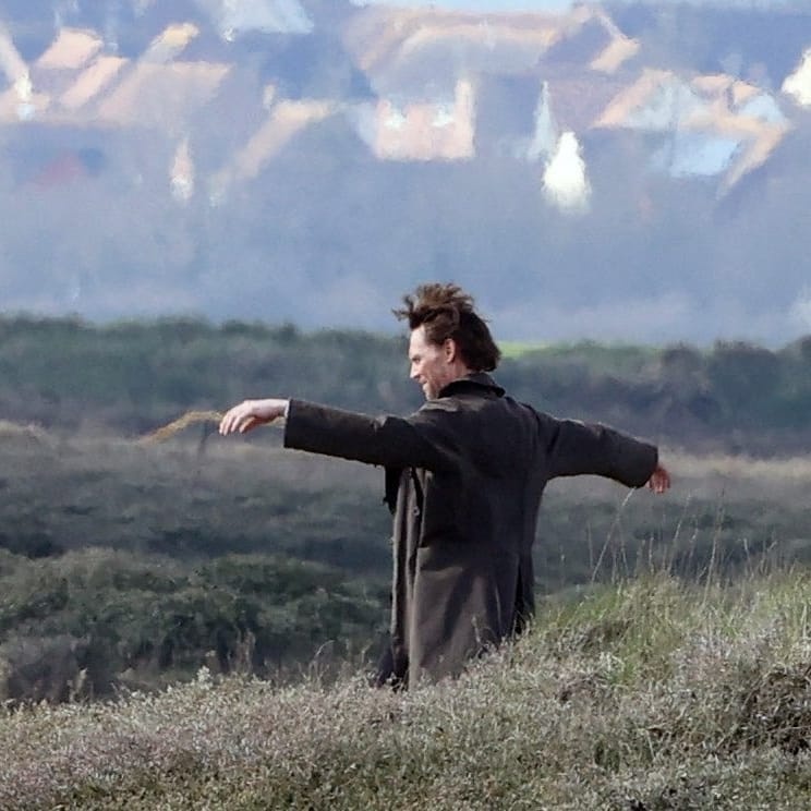 maryensenada's tweet image. Tom Hiddleston como William Ransome en el set de "The Essex Serpent", el 23 de Marzo. #TomHiddleston #WilliamRansome #TheEssexSerpent #SarahPerry