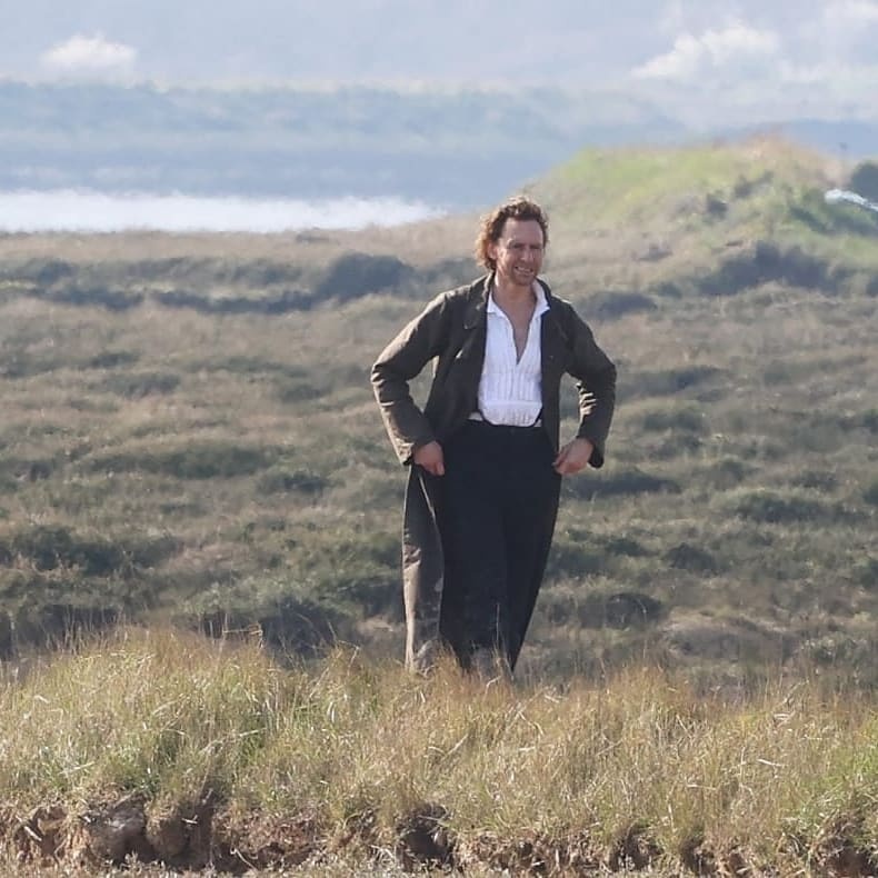 maryensenada's tweet image. Tom Hiddleston como William Ransome en el set de "The Essex Serpent", el 23 de Marzo. #TomHiddleston #WilliamRansome #TheEssexSerpent #SarahPerry