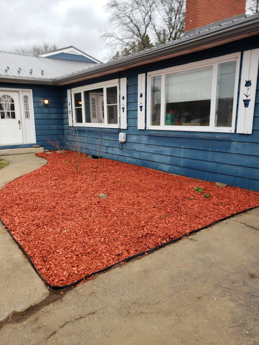 LangLarene's tweet photo. Spring Break project 1 is complete. Now that the flower bed is a flower bed and not a weed bed, our siding project needs to continue around the front. It will have to wait for summer and warmer weather though! https://t.co/Prn1NBhSRo
