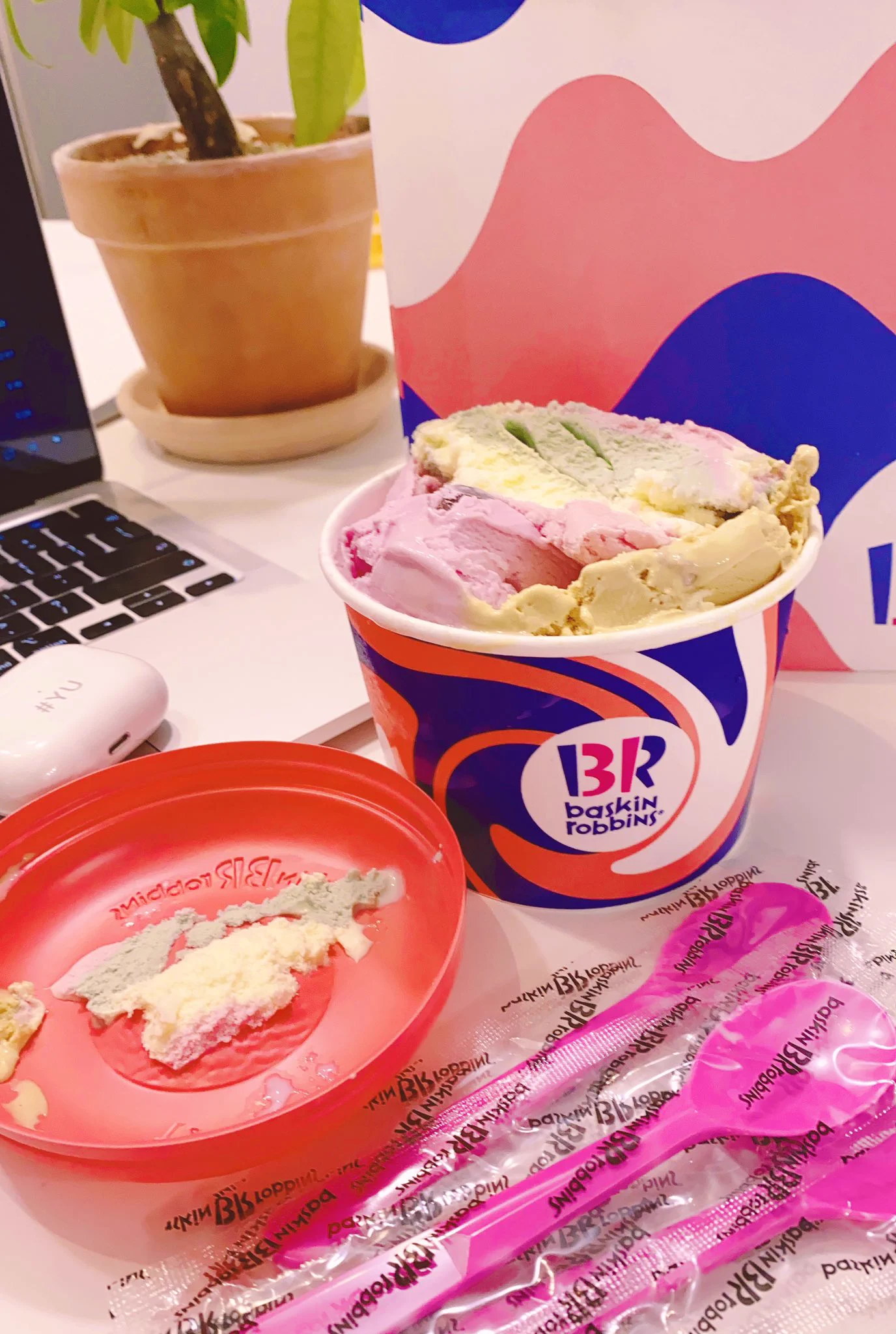 同じの🇰🇷にあったから買ってきた🍨3つフレーバー選べてで320ｇで8200㌆🙆‍♀️🇯🇵のはミチミチそうだけど🇰🇷はモリモリって感じかな？？  