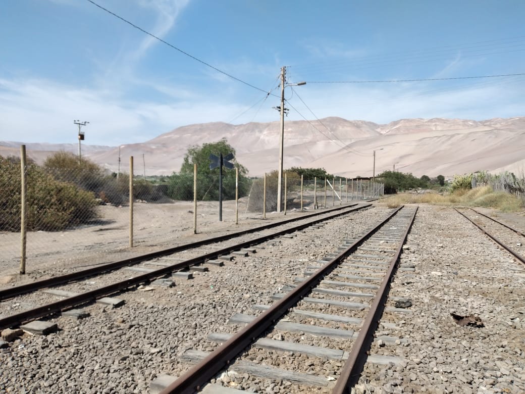 EFEArica_LaPaz's tweet photo. Realizamos un mejoramiento en el sector Poconchile, donde cerramos los accesos a la vía, con el objetivo de entregar una mayor seguridad ferroviaria. En una segunda etapa, haremos una limpieza integral del sector #FCALP https://t.co/g3TZfMk2Ct