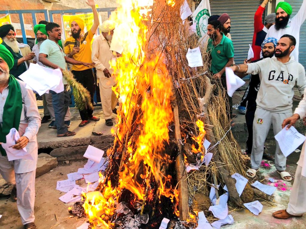 saahilmenghani's tweet photo. Farmers #BurnFarmLawsOnHoli at Singhu border on #HolikaDahan. https://t.co/QOkIBal2AS