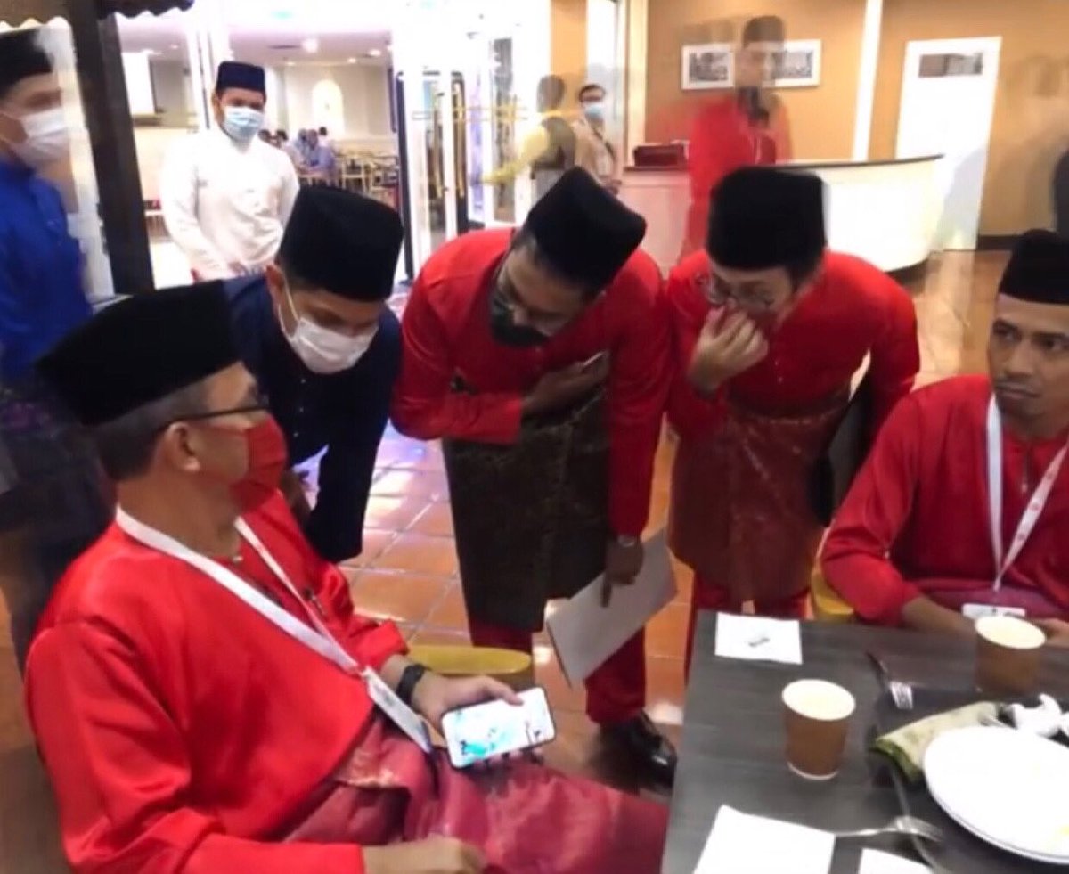 Mereka ni Siswa UMNO yang perlu dibimbing supaya faham tentang kepentingan berpolitik, perjuangan parti dan juga aspirasi generasi muda.. idealisma perlu disesuaikan dengan realiti politik dan tuntutan semasa..