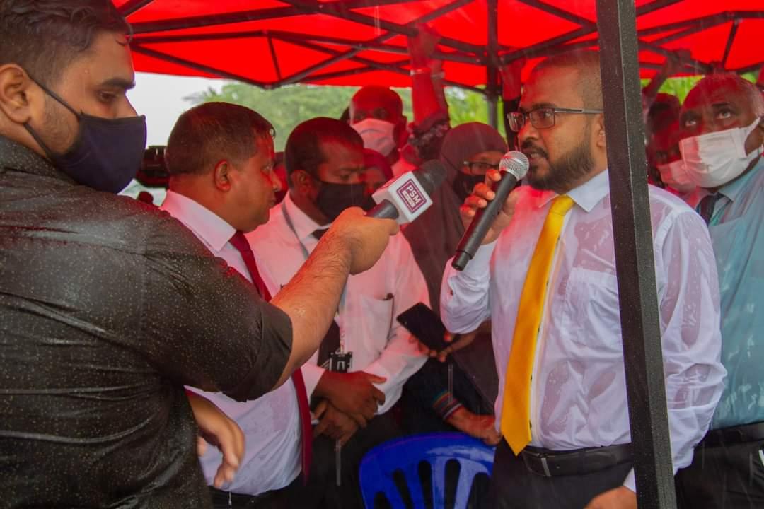 EenInoo's tweet photo. MP @nihad_m ah beynun veeheylaakah Male hishafei Rasha aas Mask niedai Quarantine nive meehun ge ethera theba veyduvei.. Saabahey Maimoonatha  👏👏👏👏 https://t.co/vcvyZed4aY
