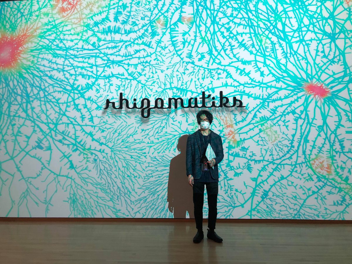 Yu_Ayato's tweet photo. 現美で開催されているライゾマさんの個展へ行きました!!
CryptoArt関連の展示のSpecial thanksに #KIZUNA #BlockchainPROseed を書いて頂けて光栄です！

展示会場入ってすぐの場所に、みんなの良く知るNFTマーケットプレイスがデータビジュアライゼーションされていてとても圧巻でした🔥🔥🔥 https://t.co/YhXpazq8Mo