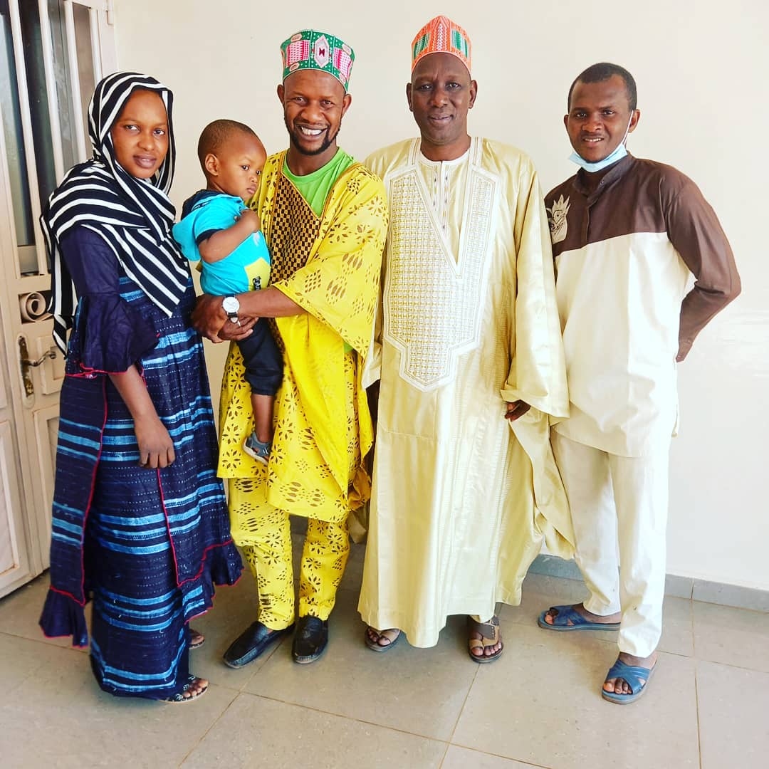 thug_mamadou's tweet photo. Rencontre
Lors de notre séjour à labé, j'ai envoyé ma famille saluer mon plus grand fans de labé à l'occurrence #Elh_Thierno_Badrou_Bah grand érudit et imam ratib de Labé.
L'anniversaire de mon fils #ThugJr c'est le #29Mars2Ans.
#MamadouThug10 https://t.co/qAVAWSFTE0