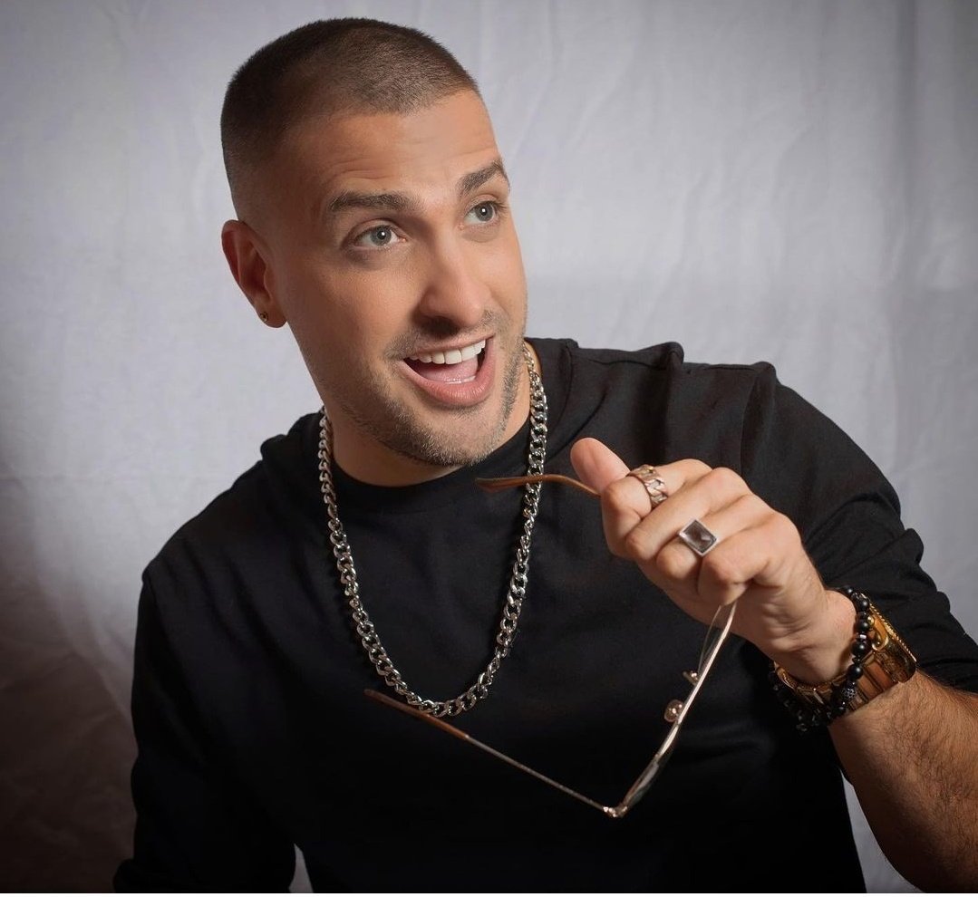 rtrejov's tweet image. Se nos va otro grande de la televisión venezolana. Dave Capella, un grandioso ser humano, un excelente profesional, una persona llena de sencillez y humildad. Tuve la oportunidad de conocerlo en el 2017 antes de salir de Venezuela. Siempre apostó el país y su gente. Vuela alto.🖤