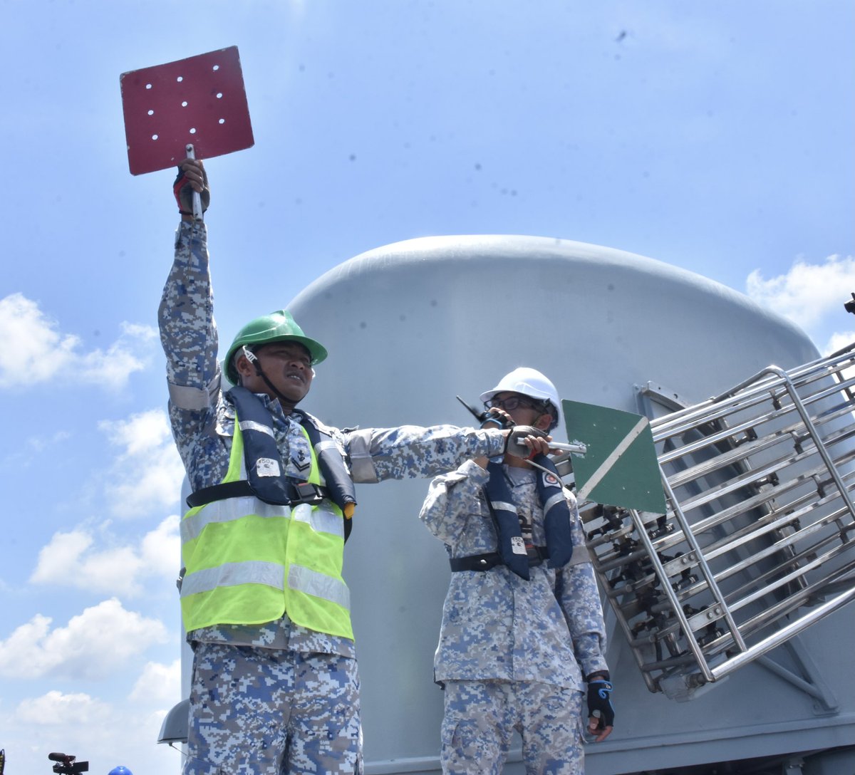 Lekir26's tweet photo. We made it!
KD LEKIR conducting live refuelling with HMAS SIRIUS @Australian_Navy during Underway Replenishment at Northen of Malacca Strait.
#VictoriousMarlin 
@tldm_rasmi
@MPA_Barat https://t.co/yvu7sy67e0