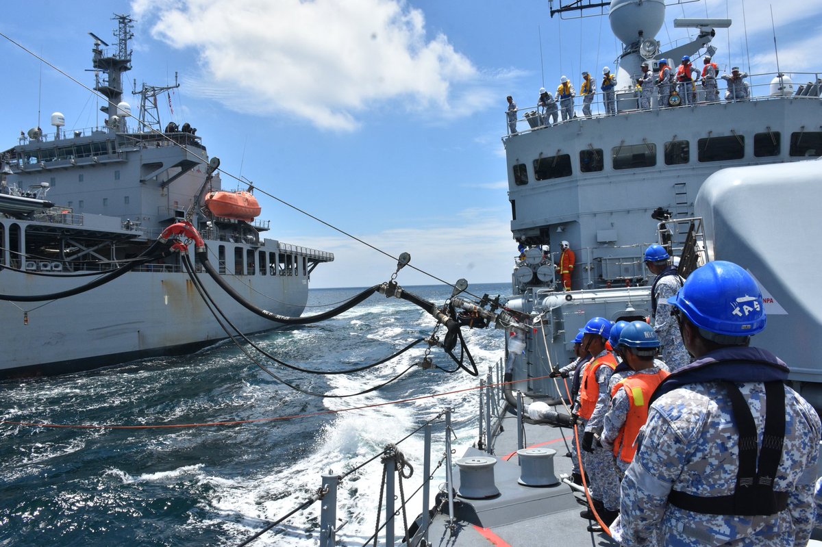 Lekir26's tweet photo. We made it!
KD LEKIR conducting live refuelling with HMAS SIRIUS @Australian_Navy during Underway Replenishment at Northen of Malacca Strait.
#VictoriousMarlin 
@tldm_rasmi
@MPA_Barat https://t.co/yvu7sy67e0