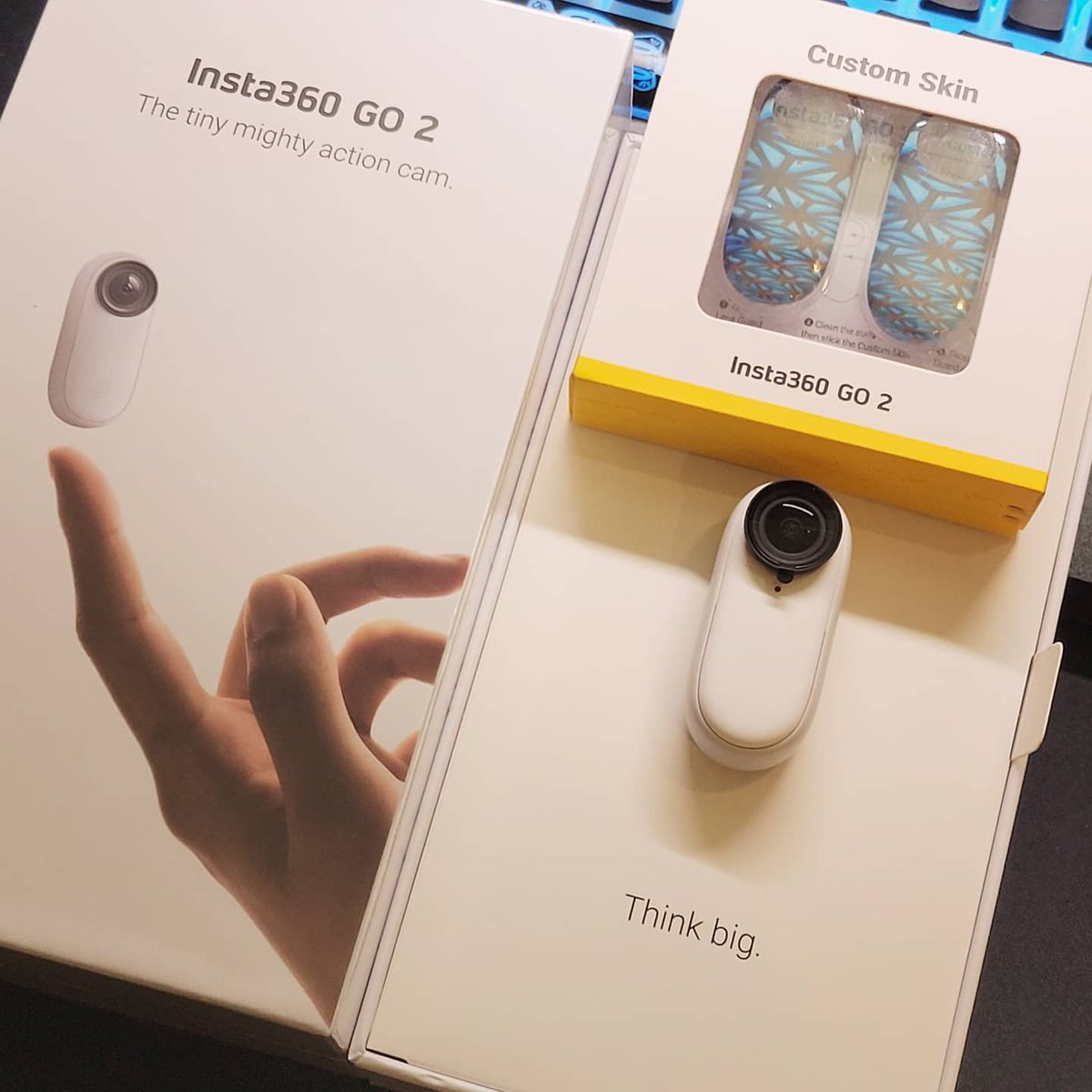 gorobros's tweet photo. Insta360 GO 2、導入しました。
初代と比べて大幅に使い勝手が上がっていて、且つ画質も向上。
特にリモコン機能付き充電ケースは素晴らしいアイデア。
ますます使えるカメラに。
カスタムスキンは手持ちの適当な写真から作ってみましたが、マットな仕上げで質感も悪くないです。
#insta360go2 https://t.co/C6sKoItU89