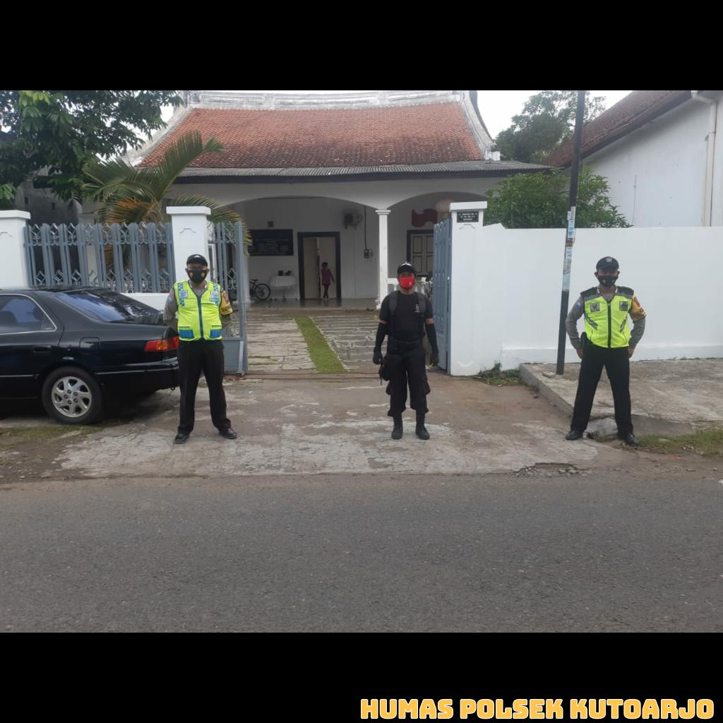 Polsek Kutoarjo, Koramil 05 dan Kecamatan Kutoarjo giat pengamanan Ibadah di Gereja Bethany Indonesia Kutoarjo dan Gereja Santo Yohanes Rosul Kutoarjo. Minggu, 28/03/2022