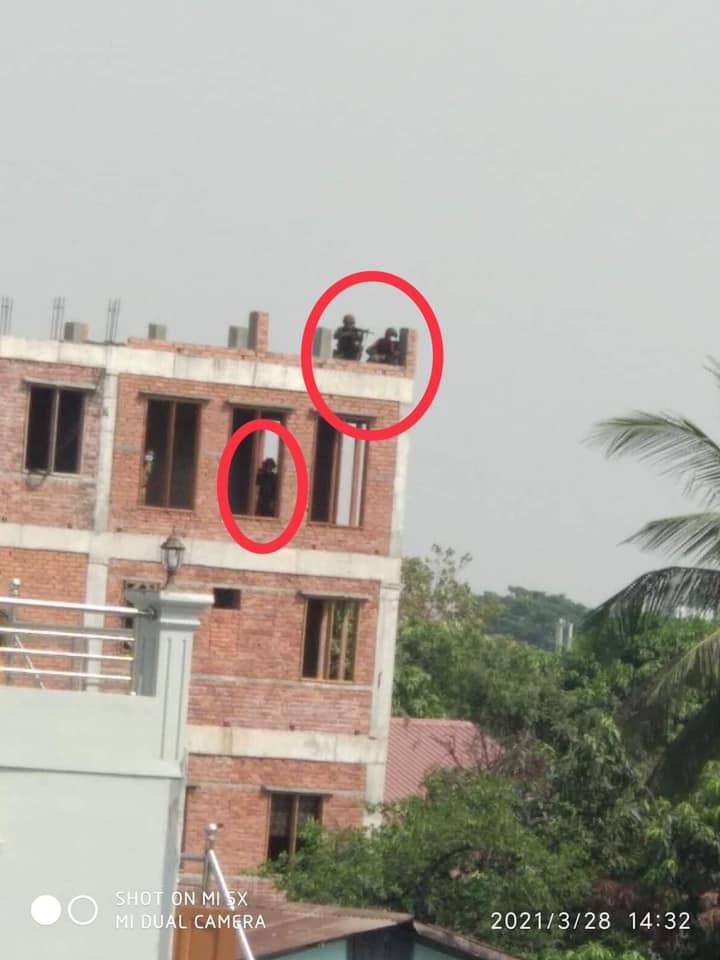 On the rooftop of a building in AungThaPyay 3rd Street, Tharketa tsp, Military terrorists are aiming to shoot the innocent civillians with snipers !!! Tharketa have already had bloody massacre since last night.  Be safe. 
JUNTA MASSACRE #WhatsHappeningInMyanmar #Mar28Coup