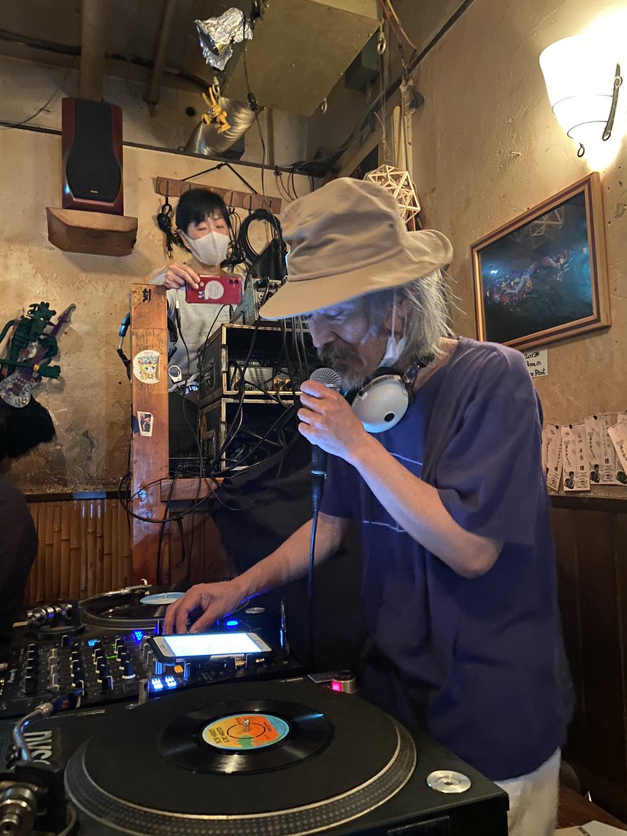 maqui_mm's tweet photo. チエコ・ビューティlive@国立・地球屋。こんな夜コロナの夜に(感染対策はばっちり)。チエコさんの変わらない笑顔とえくぼと歌声、その日その日の暮らしをなんとかかんとか続けてれば、また会えるなんだ。世界が終わるなんてけして言わないで。DJタイムにコウチさんの歌声も。 https://t.co/MsA64gzogc