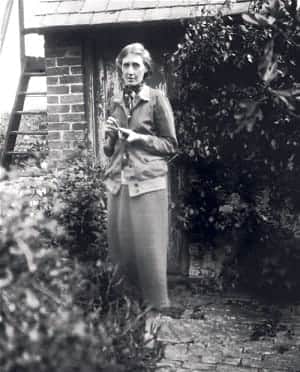 literlandweb1's tweet image. "Estoy cansada de tratar de llenar mis espacios vacíos con cosas que no necesito y personas que no me gustan". Virginia Woolf
📷Adam Nicolson