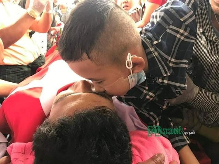 haymarn_tun's tweet photo. The last kiss! 💔

#mar28coup
#whatshappeninginmyanmar 
#hearthevoiceofmyanmar 
#crimesagainsthumanity 
#rejectmilitarycoupmyanmar 
#againstmilitarycoup 
#thereisnoplacefordictatorship https://t.co/K8sTJkhavc