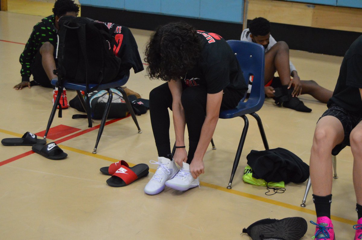 OverlookedDawgs's tweet photo. Work when no one is watching so you can perform when they are. #OverlookedToOverbooked https://t.co/Ivn4A2HWpZ