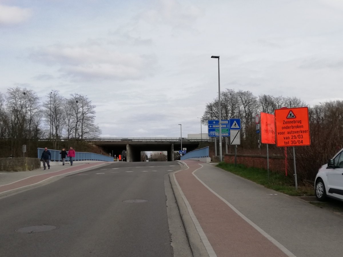 PZRivierenland's tweet photo. Vanaf morgen, maandag 29 maart, tot en met vrijdag 30 april 2021 is de Zennebrug in #Hombeek #Mechelen afgesloten voor het gemotoriseerd verkeer.
Fietsers met de fiets aan de hand en voetgangers behouden doorgang.
Omleiding voor het gemotoriseerd verkeer via #Leest en #N16. https://t.co/6oFniRUv93