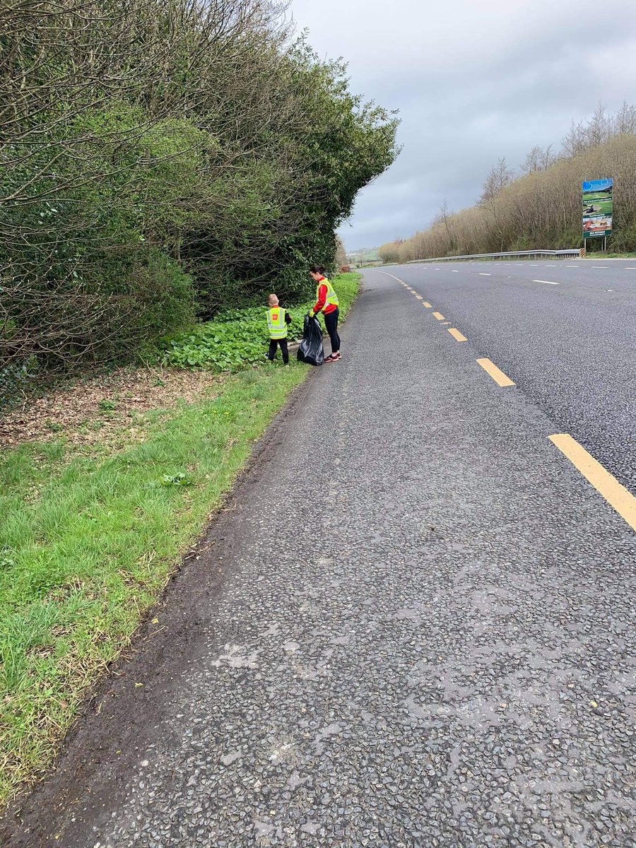 KC_GAA's tweet photo. The byrnes out getting the job done! #KeepCarlowClean #KC🔴⚫️ https://t.co/pg64AHKqWv